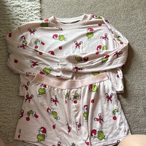 Pink Grinch Pajama Set
Never wore